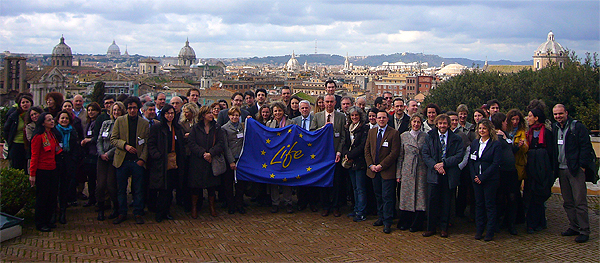 Foto di gruppo dei beneficiari 2007 insieme alla Commissione EU e al Focal Point nazionale di LIFE+ (Roma, Terrazza del Campidoglio, 3 marzo 2009). Foto Barbara Armanini