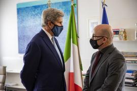 Il ministro Roberto Cingolani discute con l'inviato Usa per il clima John Kerry