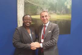 La ministra dell'Ambiente del Rwanda, Jean d'Arc Mujawamariya con il ministro Sergio Costa 
